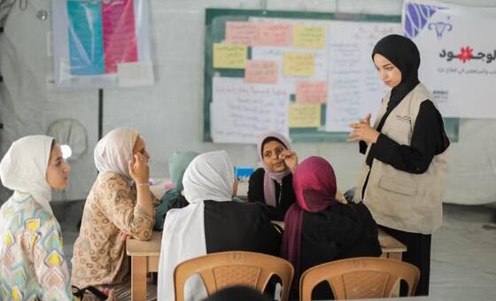 تساعد المبادرات التي يدعمها صندوق الأمم المتحدة للسكان للشباب في غزة الفتيات على بناء مهارات القيادة والمشاركة في المبادرات التي يقودها الشباب، مما يمكّنهن من لعب دور فعال في مجتمعاتهن والحفاظ على الأمل في مستقبل أفضل.